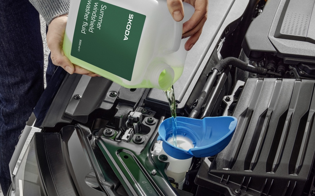 Lid funnel for windscreen-washer reservoir